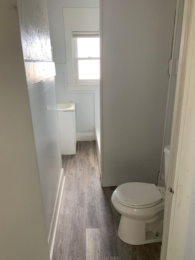 Building Photo - 3 Bedroom 1 Bath