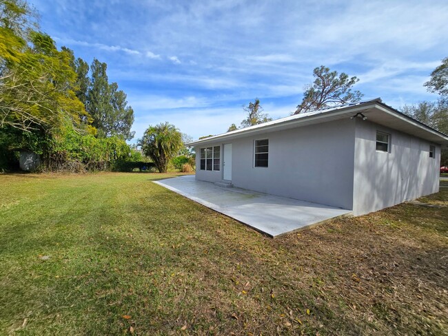 Building Photo - Charming 2 bed 2 bath in Vero Beach!