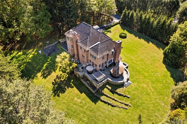 Building Photo - 2 Heathcote Dr