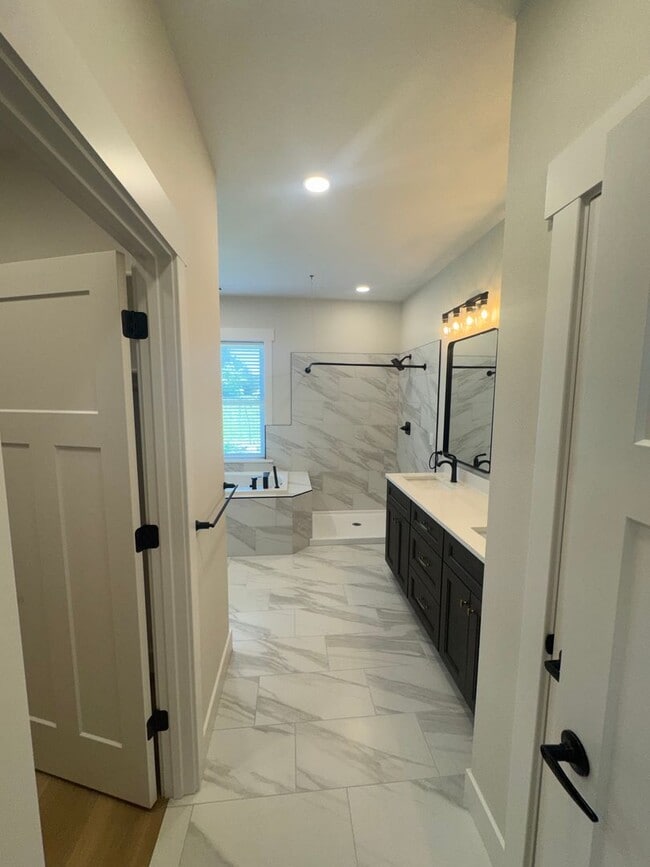 Building Photo - Home on 5 Private Acres with Gated Drive