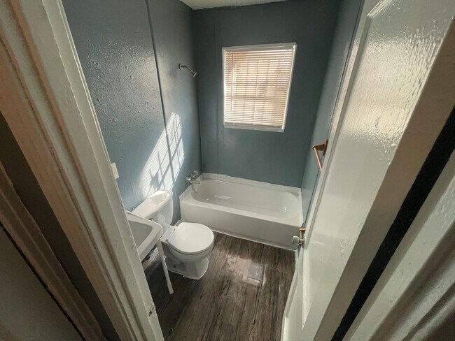 Building Photo - 2 Bed 1 Bath