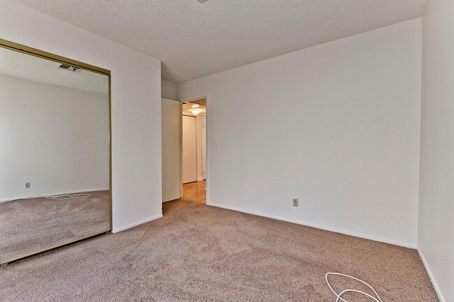 Building Photo - 1ST FLOOR CONDO CLOSE TO SUMMERLIN