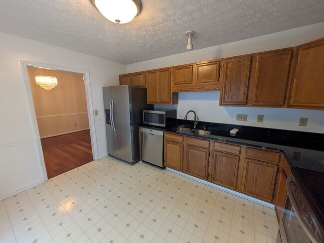 Building Photo - 6008 Yeaton Glen Dr