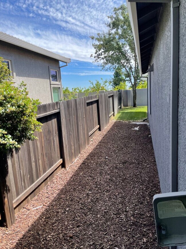 Building Photo - VERY NICELY UPDATED 3 BED, 2 BATHROOM, & 2...