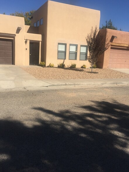 Building Photo - 609 Avenida Montoya NE