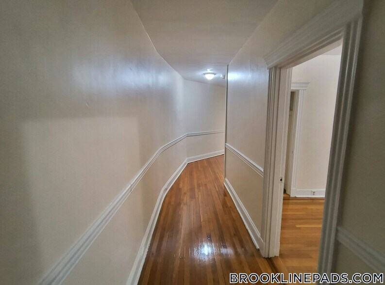 Building Photo - 352 Riverway