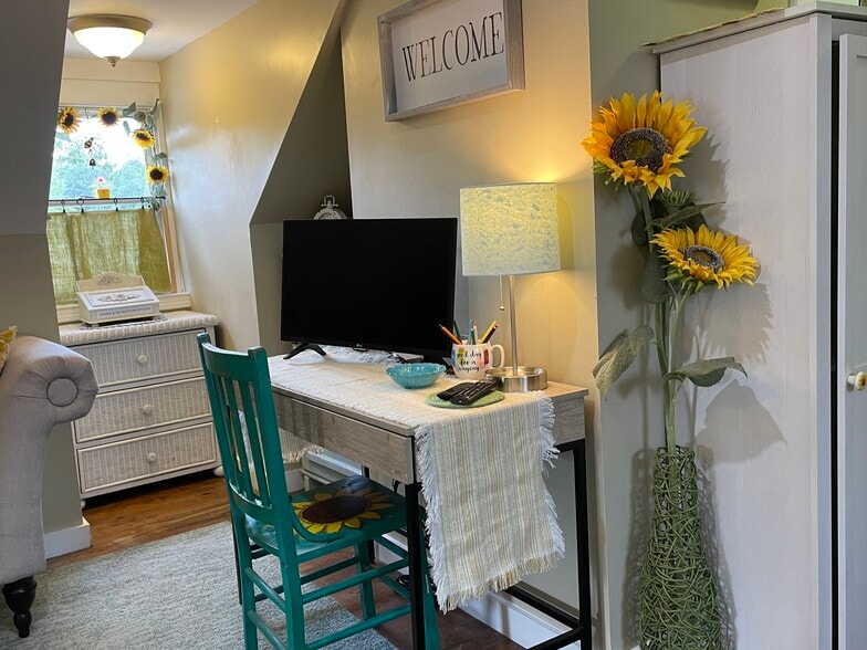 workdesk (TV w/Roku) - 540 E Taylor St
