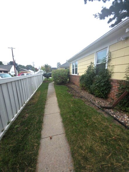 Building Photo - 656 Cleveland Ave S