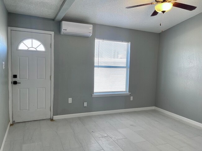 Building Photo - 14620 Hendrik Dr