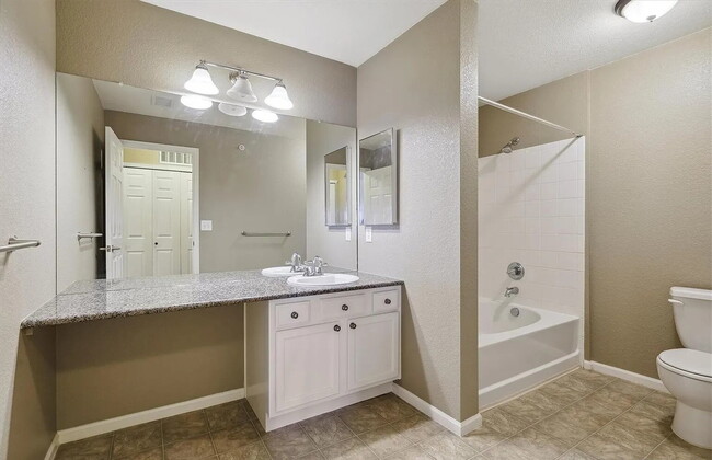 Building Photo - Spacious 2 bedroom, 2 bathroom condo for r...