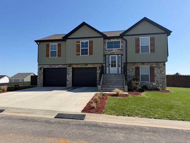 Building Photo - Beautiful 4/3 Ready May 1st!