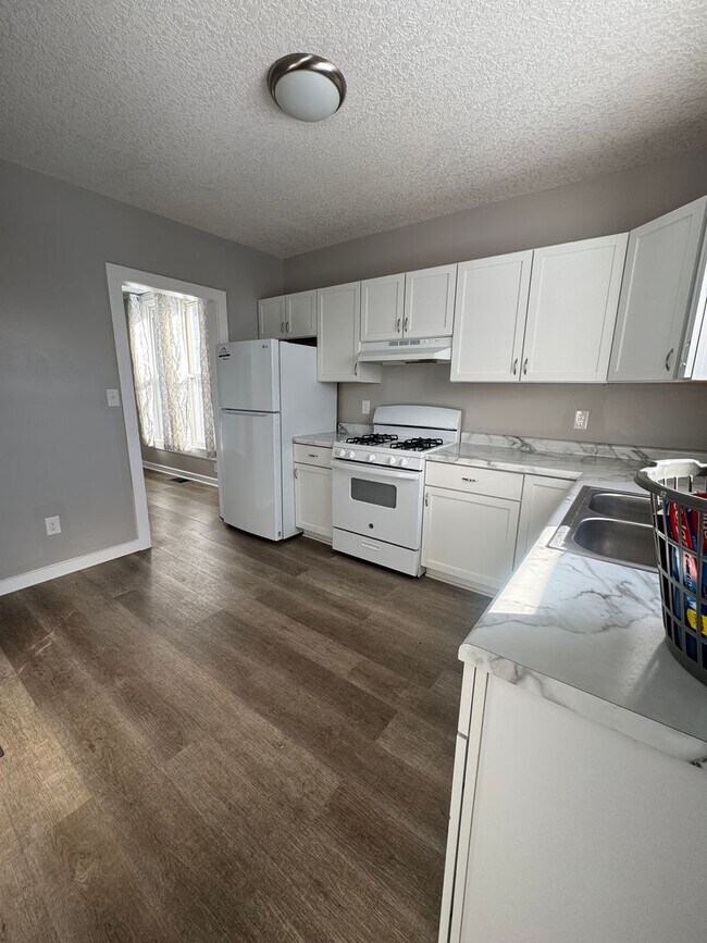 Building Photo - 3 bedroom/1 bedroom