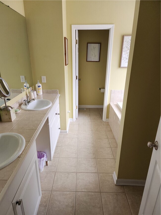 Building Photo - 1315 Stillwater Dr