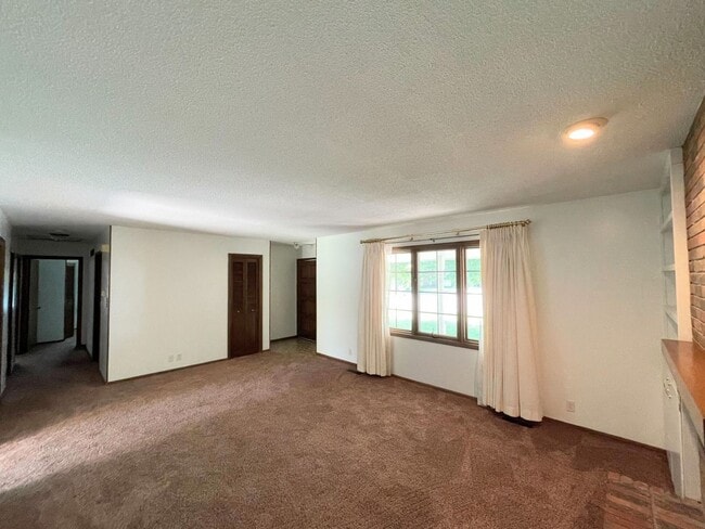 Building Photo - Comfortable 3 Bedroom 2 Bath House in Beau...