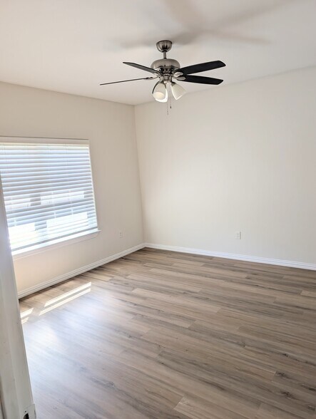 Building Photo - 1028 E Houston St