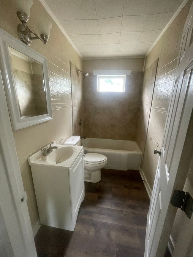 Building Photo - 1220 S Francis Ave