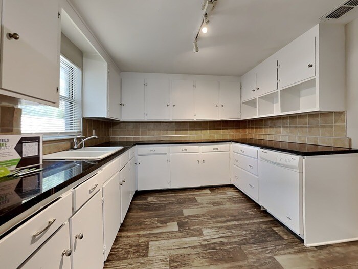 Building Photo - 5916 Ensenada Rd