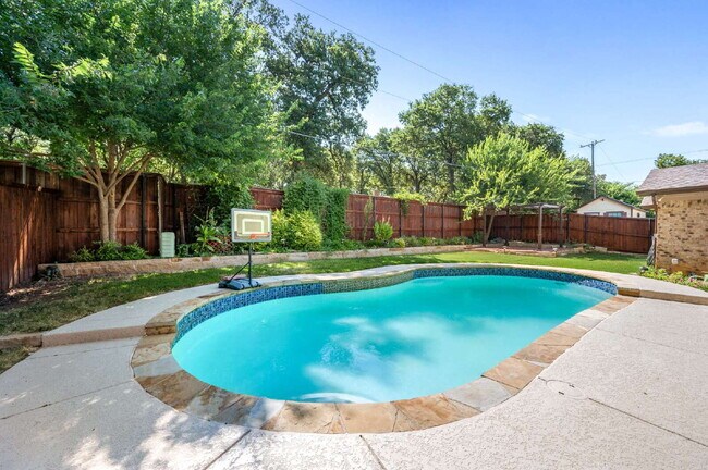 Building Photo - "Beautifully updated 3-Bed 2-Bath home Wit...