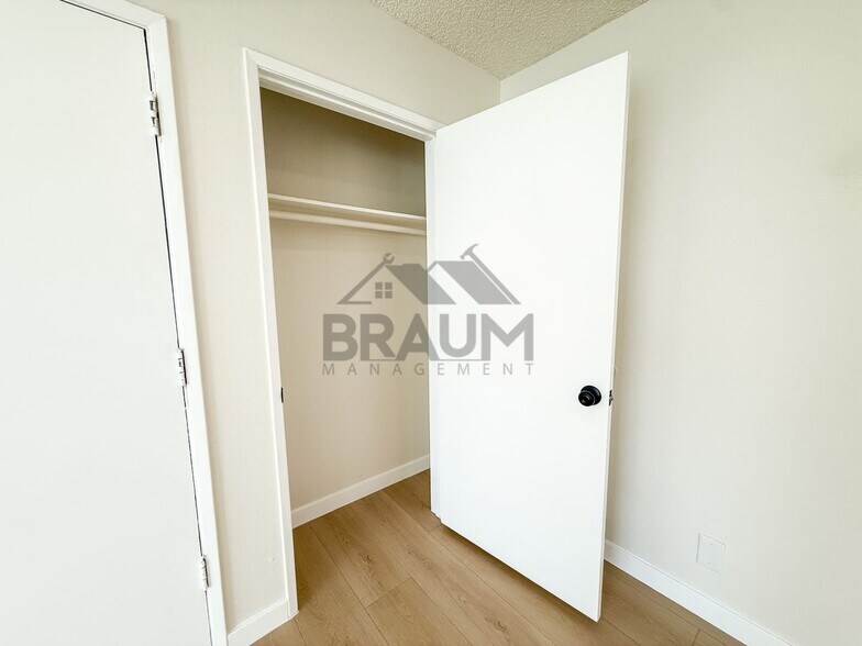 Building Photo - 14801 Delano St