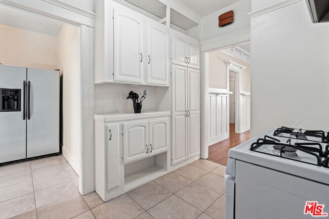Building Photo - 607 N Gramercy Pl