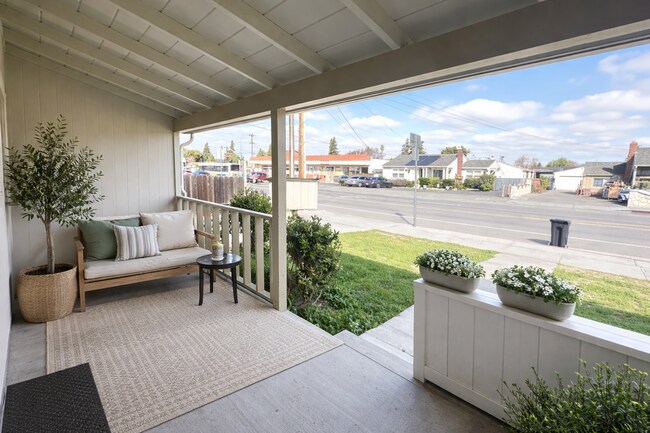 Building Photo - Ready For Move in~ 2BEDS/1BATH HOUSE FOR RENT W/Laundry Hook-Ups!