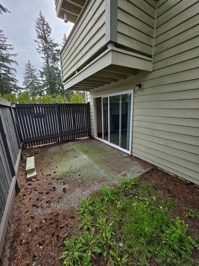 Building Photo - Renton Sunset Heights Condominiums - 2 bedroom 1 bathroom lower floor unit - Water, Sewer & Garba...