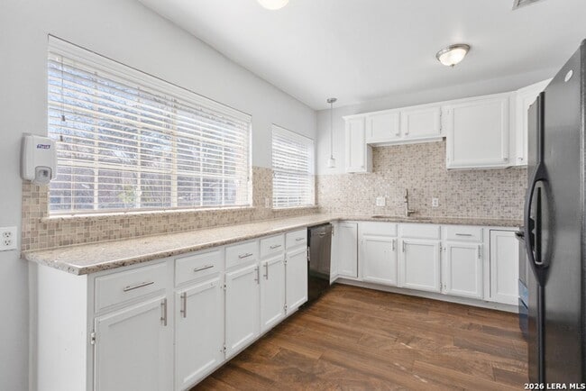 Building Photo - Charming Home Awaits: Spacious & Modern Living in a Prime Location