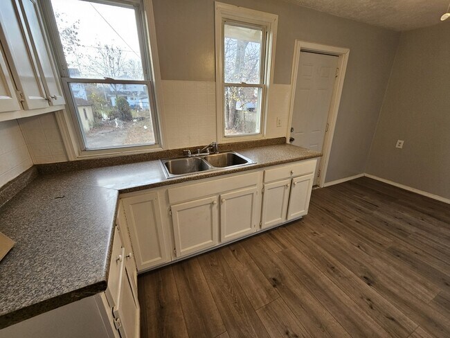 Building Photo - 1852 E 32nd St