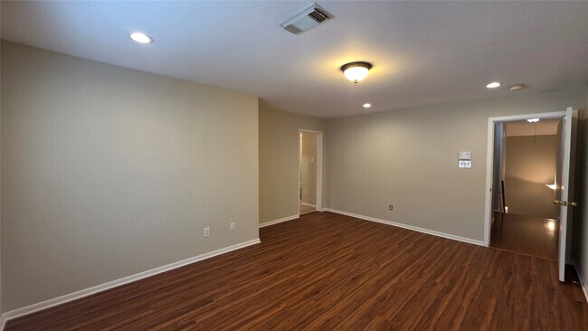 Building Photo - 11658 Lakeside Park Dr