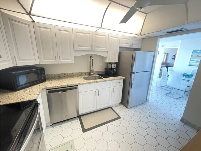 Building Photo - 531 N Ocean Blvd