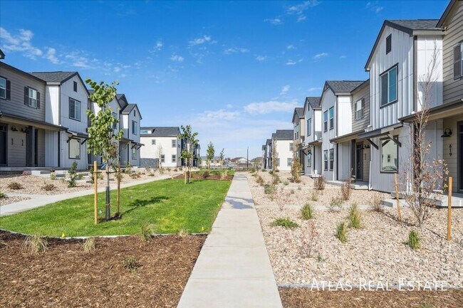 Building Photo - 633 Leland Aly