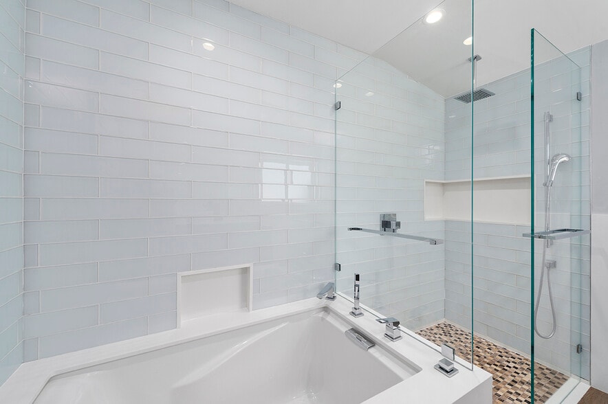 Shared Bathroom w/ Tub - 944 Bruno St