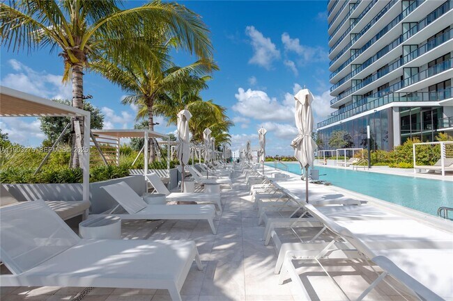 Building Photo - 580 72nd St