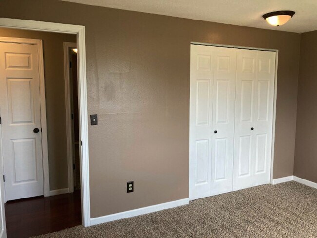 Building Photo - Green Acres Split Level