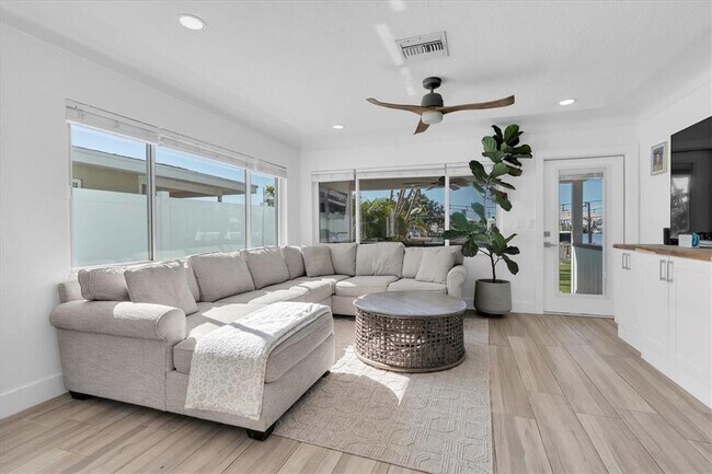 Building Photo - 341 Boca Ciega Dr