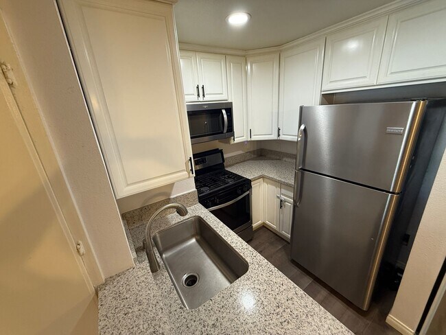 Building Photo - Modern 1-Bedroom Condo with Resort-Style A...