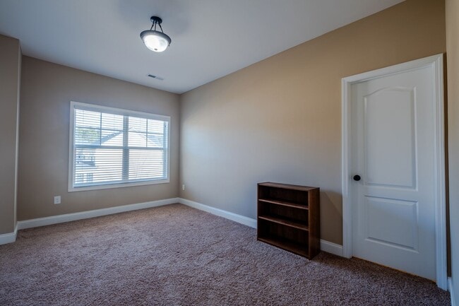 Building Photo - 5773 Highland Grove Dr