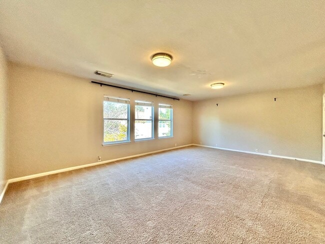 Building Photo - Beautiful 4-Bed Home with Open Floorplan, ...