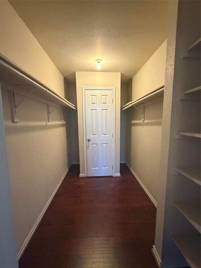 Building Photo - 732 Memorial Mews St