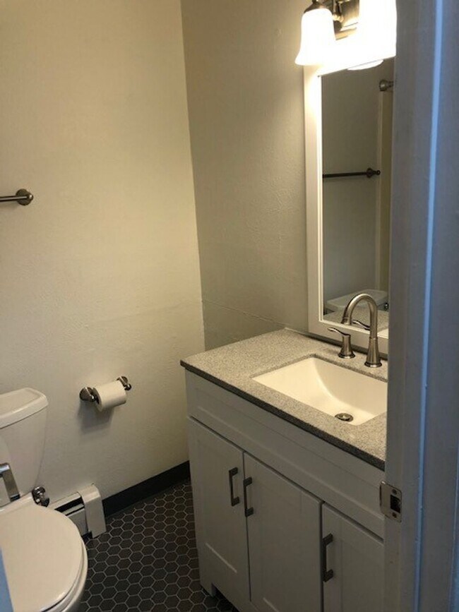 Building Photo - Conveniently Located Boulder Condo for Rent with Pool Overlooking the Flatirons