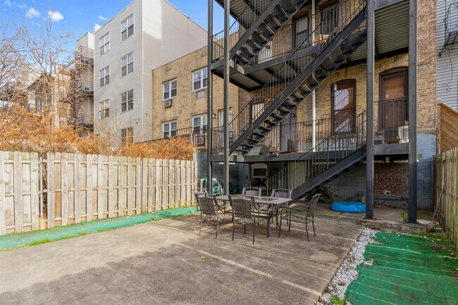Building Photo - 314 Monroe St