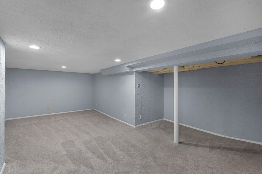 Building Photo - 5577 N Kent Ave