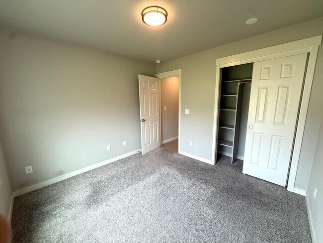 Building Photo - Beautiful Three Bedroom in Pasco Near Chiawana High School