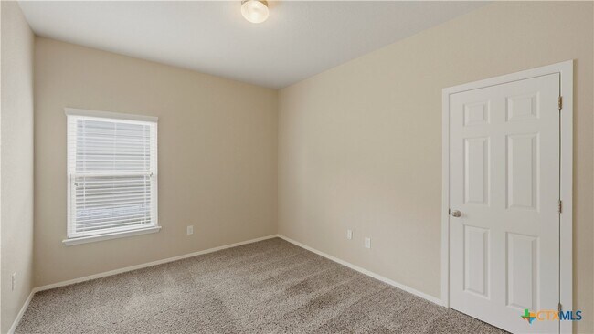 Building Photo - 140 Fabarm Ln