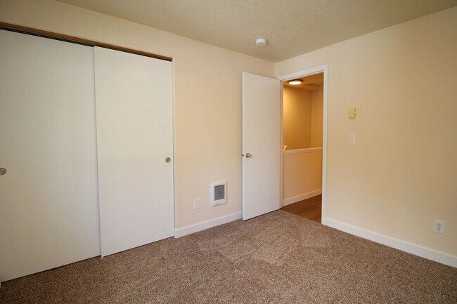 Building Photo - 17-23 SE 127th Ave