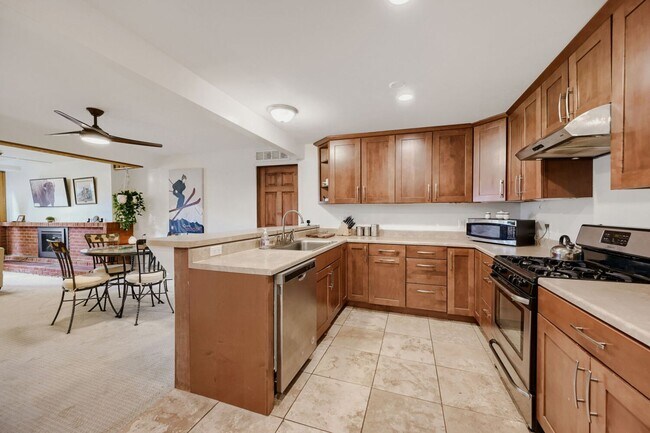 Building Photo - 1034 Westview Dr