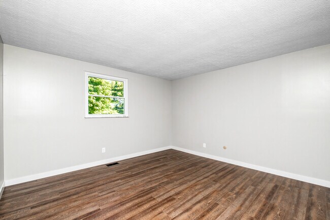 Building Photo - 886 Linworth Road East