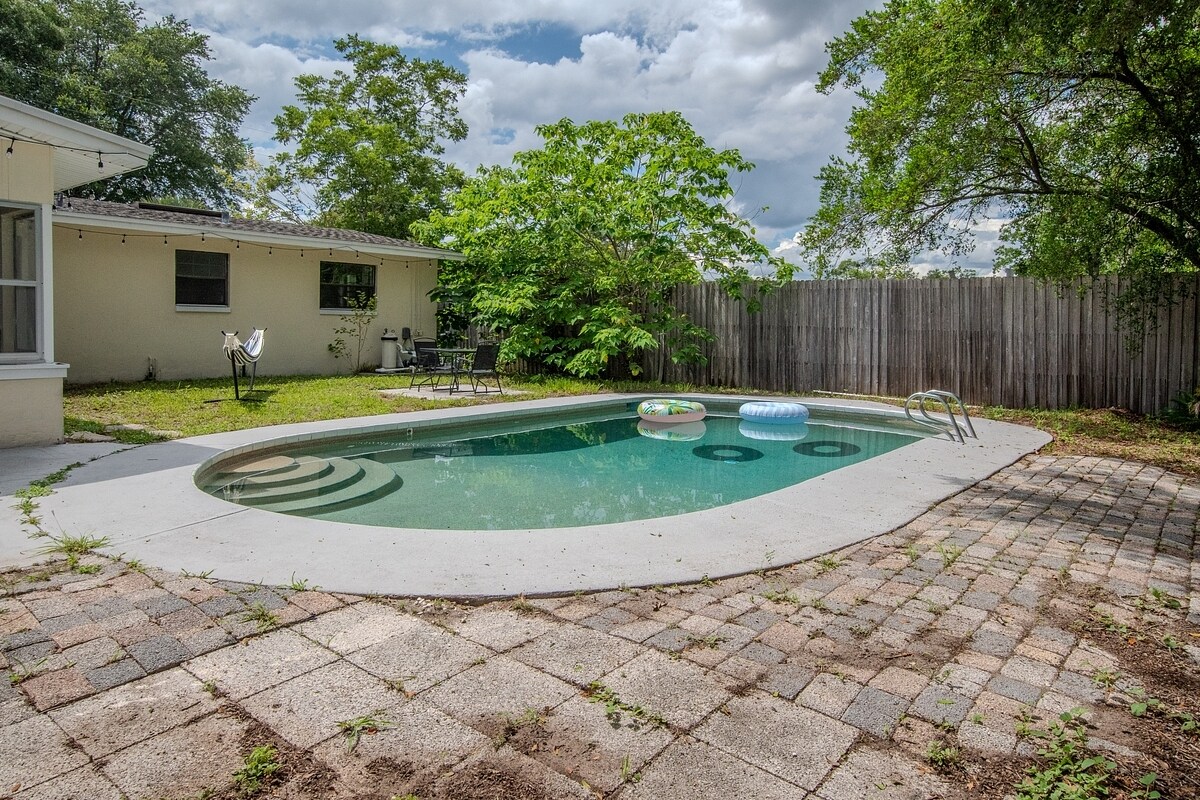 Building Photo - 2233 La Valle Dr