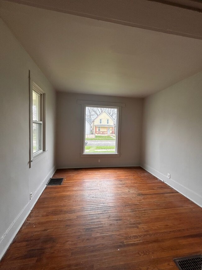 Building Photo - 1320 E Woodbine Pl