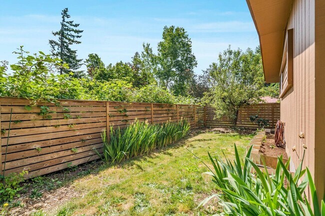 Building Photo - Charming 3-bdrm/2-bath Mid-Century ranch—A...